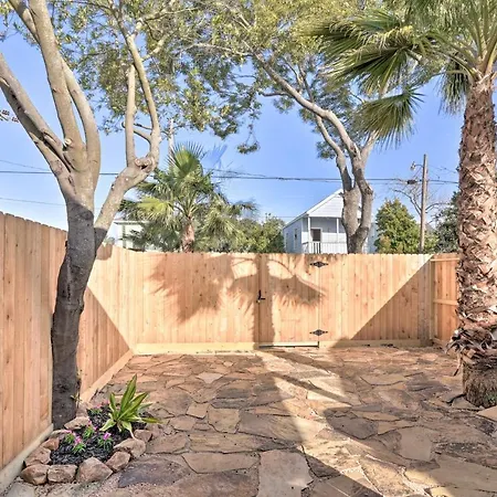 Near Beach & Strand: Bright Cottage In Galveston-2
