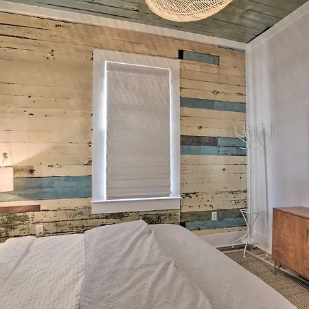 Near Beach & Strand: Bright Cottage In Galveston-3