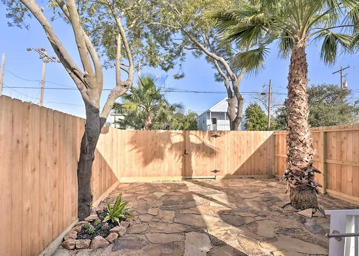 Near Beach And Strand Bright Cottage In Galveston